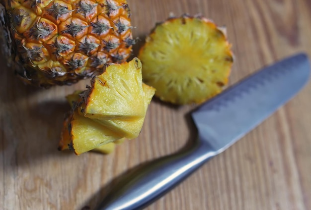 Scheiben Ananas geschnittenes Messer