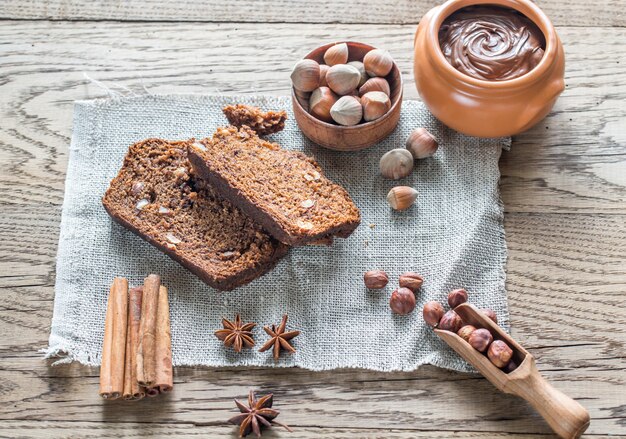 Scheiben Bananen-Schokoladenbrot mit Schokoladencreme