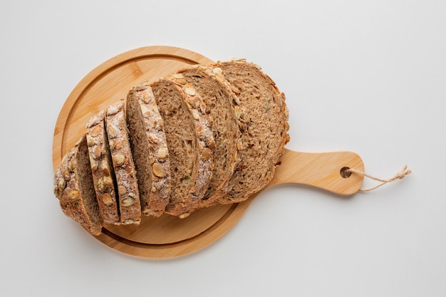 Foto scheiben brot auf hölzernem brett