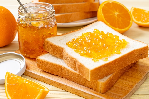 Scheiben brot mit Orangenmarmelade