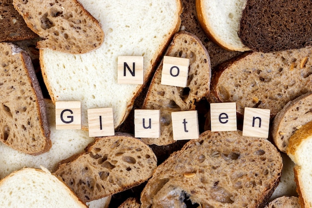 Scheiben Brot und No Gluten Zeichen Text Nahaufnahme