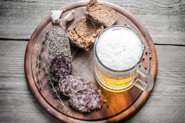 Scheiben französische Saucisson-Wurst mit Glas Bier