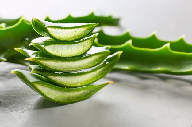 Scheiben frische Aloe auf Grau