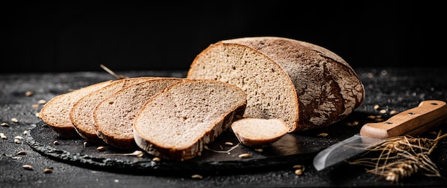 Scheiben frisches Brot auf einem Steinbrett