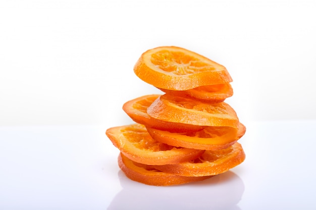 Scheiben Getrocknete Orangen oder Mandarinen isoliert. Vegetarismus und gesunde Ernährung