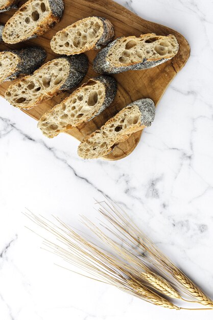 Scheiben hausgemachtes Naturbrot von oben. Flach liegen. Draufsicht