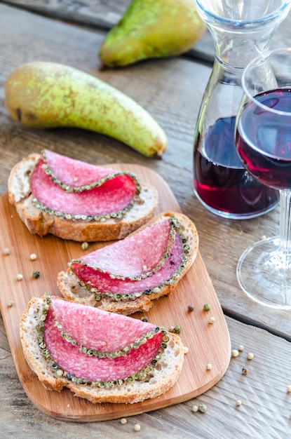 Scheiben italienische Salami mit Birnen und Wein