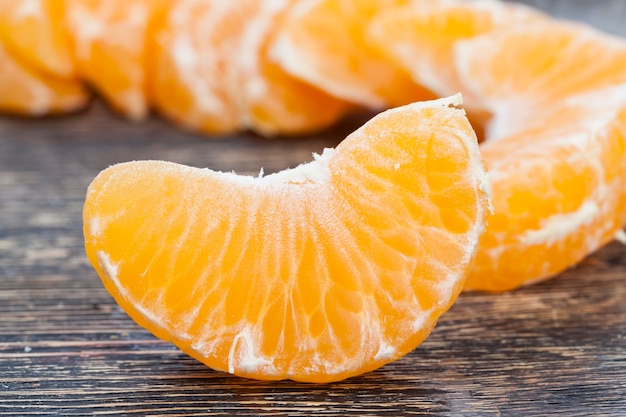 Scheiben köstlicher Orangen-Mandarine während des Kochens, Orangen-Zitrusfrüchte, köstliche Mandarine mit viel Saft