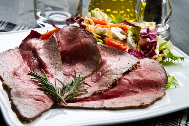 Scheiben Roastbeef mit gemischtem Salat