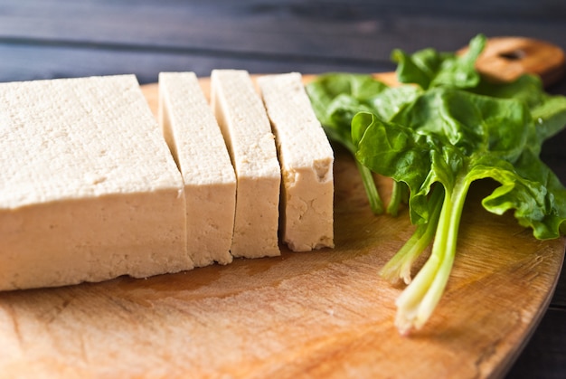 Foto scheiben roher tofu und spinat