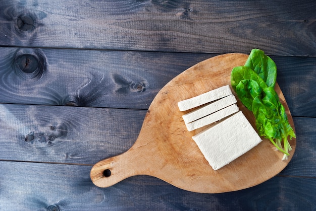 Scheiben roher Tofu und Spinat