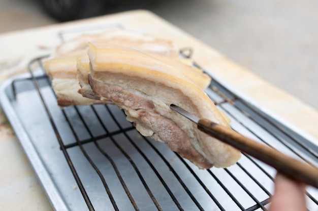 Scheiben Schweinebauch auf dem Barbecue-Grill Thailand