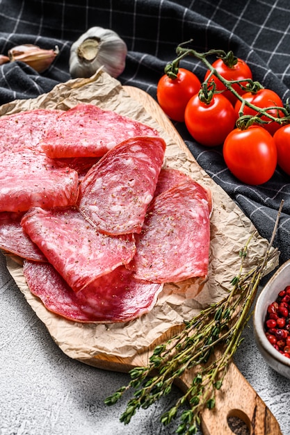 Scheiben spanischer Salami Salchichon. Grauer Hintergrund. Draufsicht