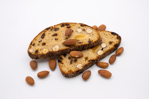 Scheiben süßes Dessert Mehrkornbrot mit Nüssen und Mandeln. Gesunde Ernährung. Isoliert auf weißem Hintergrund.