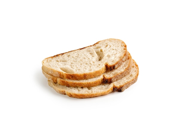 Scheiben von frisch gebackenem Brot isoliert auf weißem Hintergrund Weizen-Roggen-Sauerteigbrot