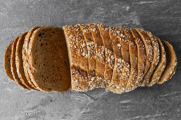 Scheiben von frisch gebackenem hausgemachtem Sauerteigbrot