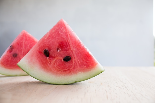 Scheiben Wassermelone auf hölzernen Schreibtisch Hintergrund