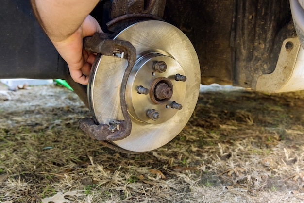 Scheibenbremse am Auto beim Austausch der neuen Scheibenbremse im Reparaturdienst