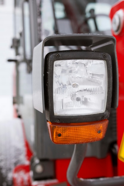 Scheinwerfer eines Lastwagens auf der zugefrorenen Winterstraße, Nahaufnahme