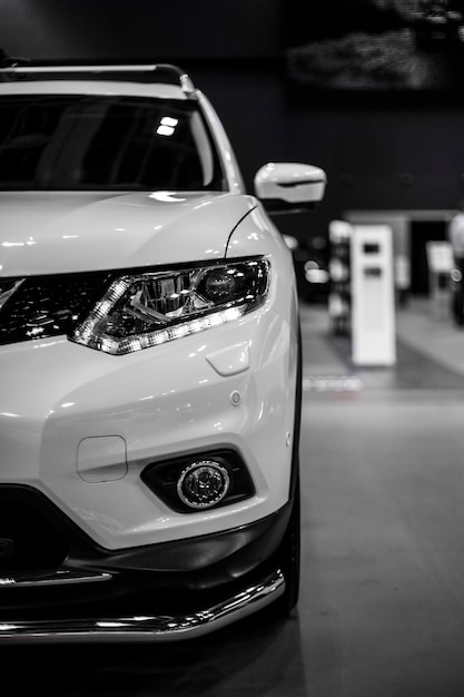 Scheinwerfer eines modernen SUV- oder Crossover-Autos mit LED- und Xenonoptik