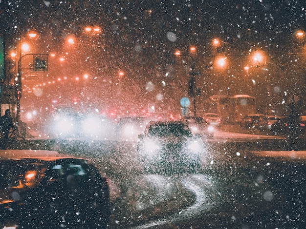 Scheinwerfer im Nachtwinterstadtverkehr.