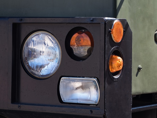 Scheinwerfer mit Blinker schwerer Militärfahrzeuge.