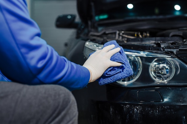 Scheinwerfer mit Mikrofasertuch Autoscheinwerfer reinigen