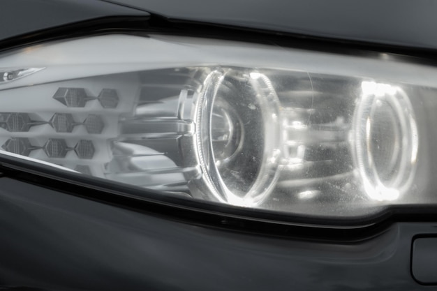 Scheinwerfer mit Optik LED und Details Auto mit Scheinwerfer