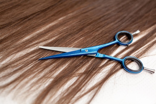 Schere liegt auf dem Haarband für die Verlängerung zu Hause Haarverlängerungen, um Ihre eigenen zu verdicken