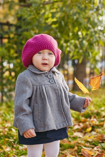 Scherzt Baby in der Retro- Herbstfrühlingskleidung