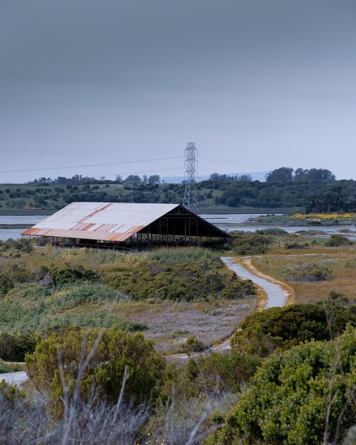 Scheune auf einer offenen Ebene im Elkhorn Slough Reserve, Kalifornien, USA