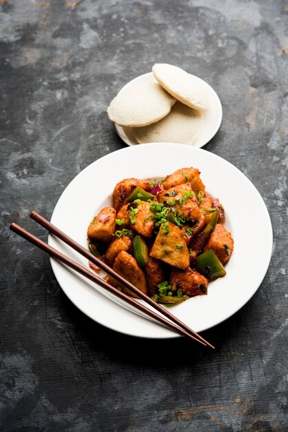 Schezwan Idli o manchurian Ociosamente, sabrosa receta indochina. enfoque selectivo