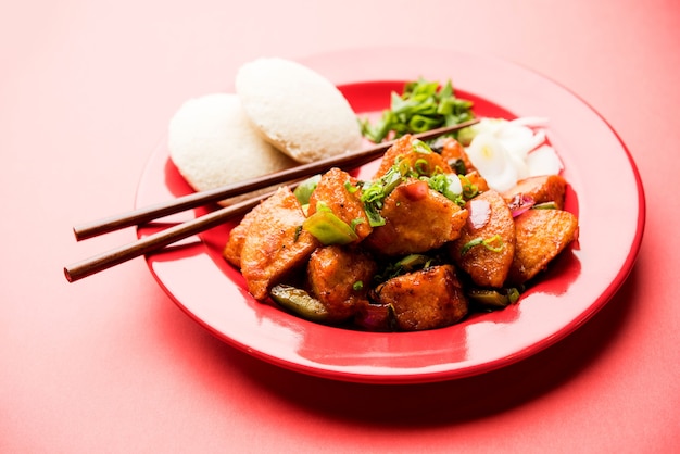 Schezwan Idli o manchurian Ociosamente, sabrosa receta indochina. enfoque selectivo