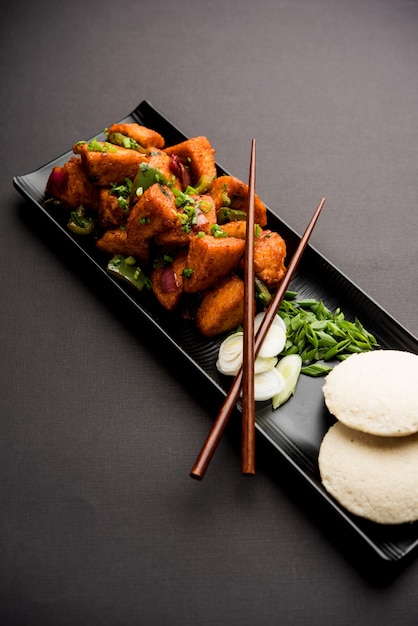 Schezwan Idli o manchurian Ociosamente, sabrosa receta indochina. enfoque selectivo