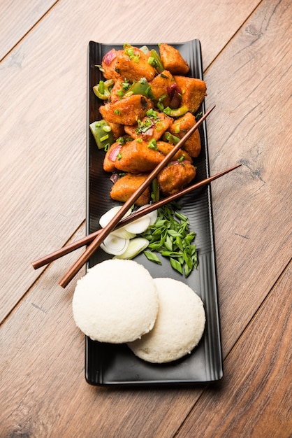 Schezwan Idli o manchurian Ociosamente, sabrosa receta indochina. enfoque selectivo