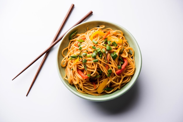 Schezwan-Nudeln oder Gemüse-Hakka-Nudeln oder Chow Mein ist ein beliebtes indo-chinesisches Rezept, serviert in einer Schüssel oder einem Teller mit Holzstäbchen