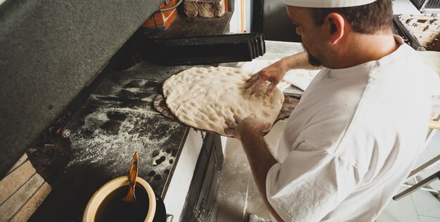 Schiacciata es un tipo de pan hecho en Toscana, Italia.