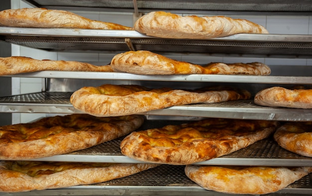 Schiacciata es un tipo de pan hecho en Toscana, Italia.