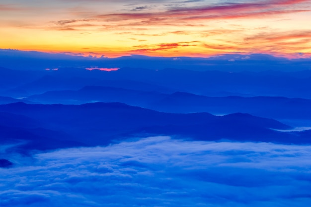 Schicht Berge im Nebel zur Sonnenaufgangzeit, Nationalpark Sri Nan, Nan Province, Thailand