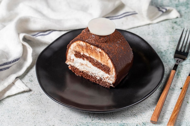 Schicht-Schokoladenkuchen auf einem steinernen Hintergrund Eine Scheibe köstlicher Schokoladenkuche aus der Nähe