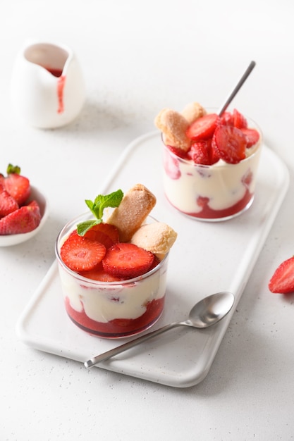 Schichtdessert in Gläsern mit Cookie Savoyardi Mascarpone und Schlagsahne dekoriert