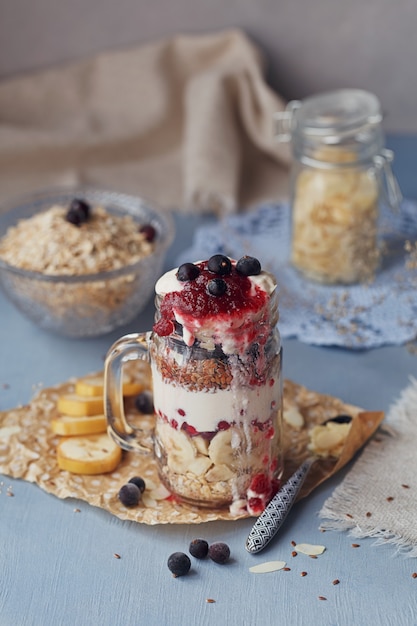 Schichtdessert mit Müsli