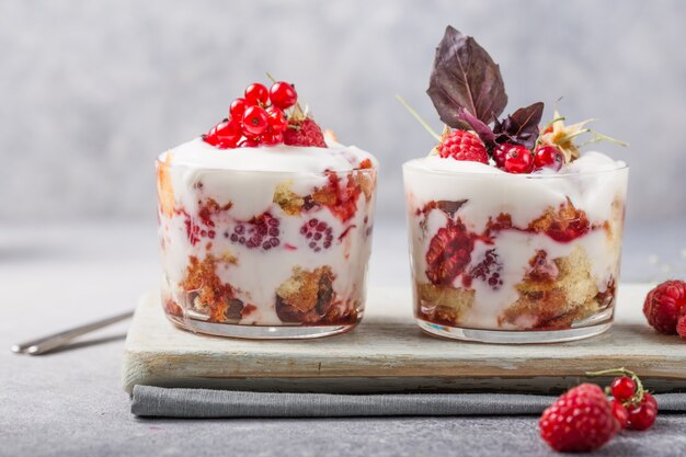 Schichtdessert mit Schlagsahne und Himbeeren