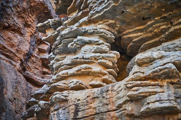 Schichten in Felsen von Klippen aus nächster Nähe im Detail