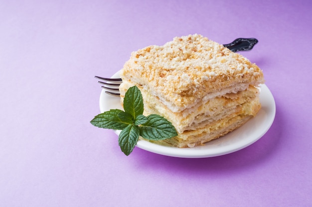 Schichtkuchen mit Sahne Napoleon Millefeuille Vanille Slice mit Minze