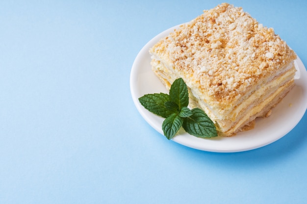 Schichtkuchen mit Sahne Napoleon Millefeuille Vanille Slice mit Minze