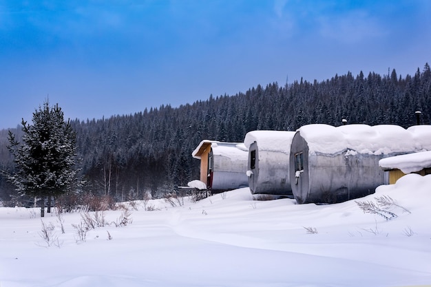 Schichtlager mit zylindrischen tragbaren Gebäuden in der nördlichen Taiga des verschneiten Winters