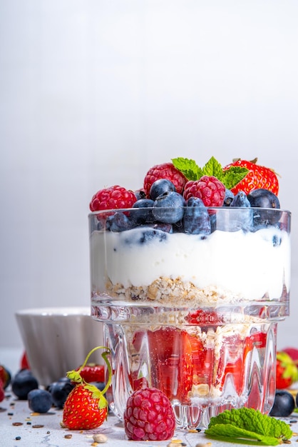 Schichtparfait-Dessert mit Beerenfrühstück