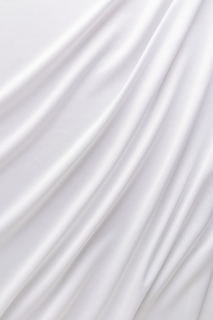 Schicker vertikaler Hochzeitshintergrund aus weißem Satin mit sanften parallelen Wellen zur Gestaltung