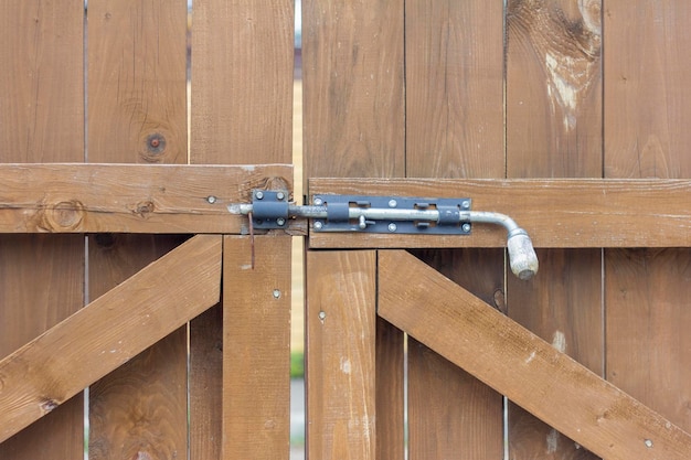 Schiebetore aus Holz für den Ein- und Ausgang werden mit einem kräftigen Stahlbolzen geschlossen